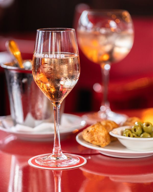 Verre rosé restaurant Saint-Tropez Senequier